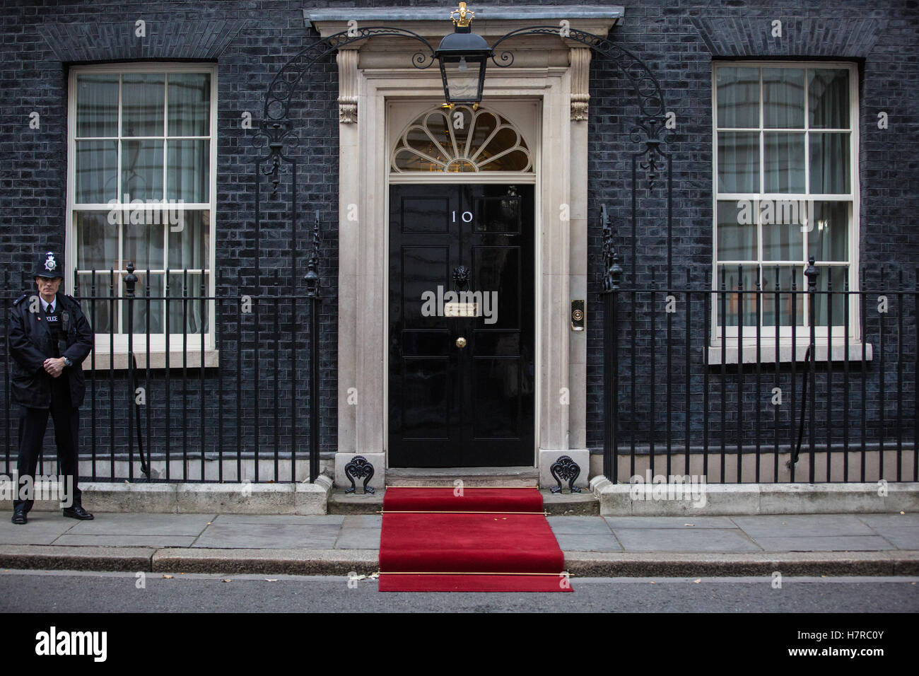 London, UK. 2. November 2016. Ein roter Teppich außerhalb 10 Downing Street für Präsident Juan Manuel Santos Calderón von Kolumbien. Stockfoto