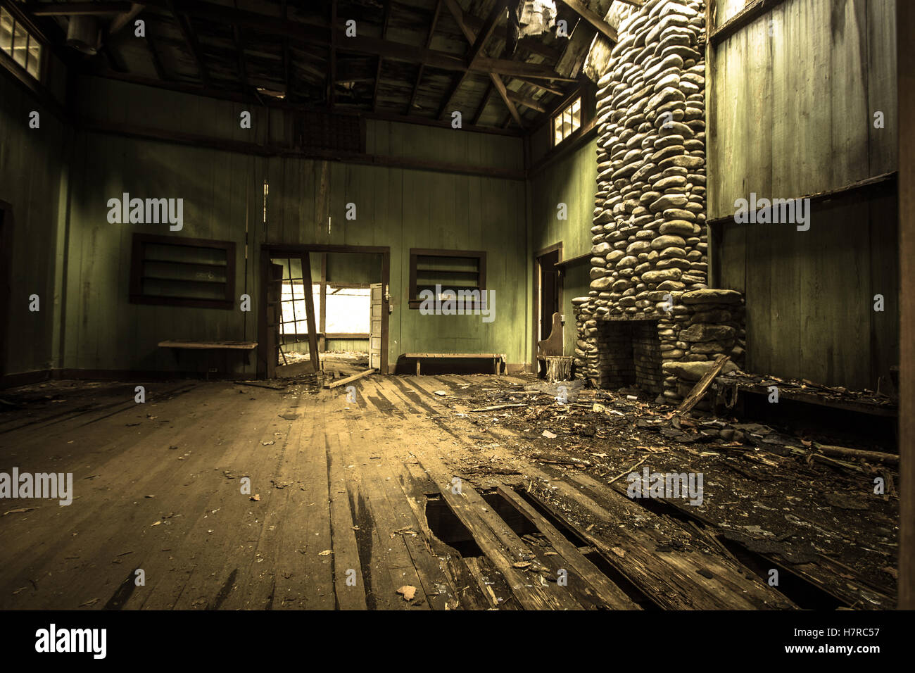 Verlassenes Haus.  Das Innere einer verlassenen Ferienhaus Millionärs weiterfahren in den Great Smoky Mountains National Park. Stockfoto