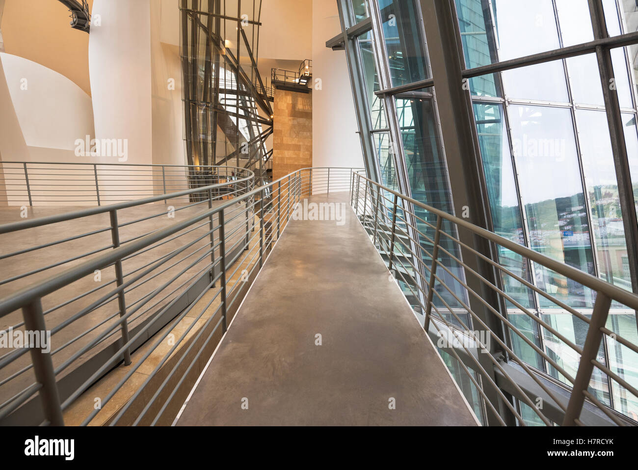 BILBAO, Spanien - 16 Oktober: Innere des Guggenheim Museum in Bilbao, Spanien 16. Oktober 2016. ist eines der wichtigsten mus Stockfoto