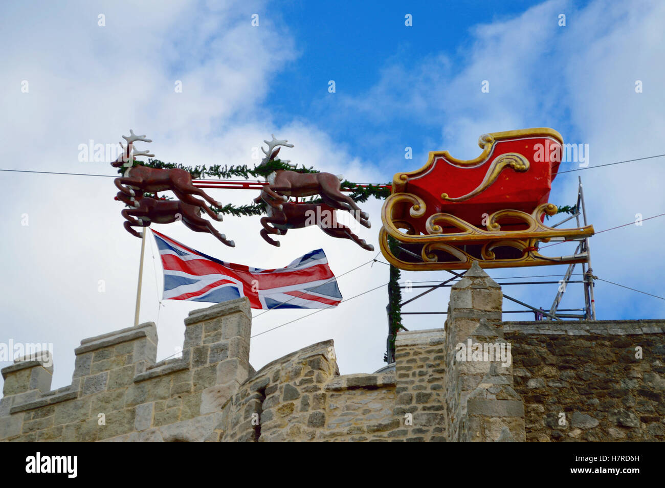 "Flying Santa' Anzeige an der Southampton (UK) Weihnachtsmarkt mit Union Jack Flagge im Hintergrund. Stockfoto