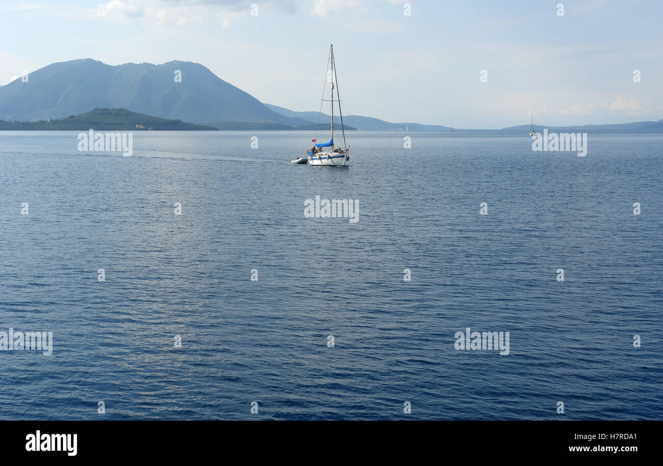Lefkada, Griechenland, 11. Mai 2013: Panoramablick mit grünen Inseln, Bergen und Yacht im Ionischen Meer, Griechenland. Stockfoto