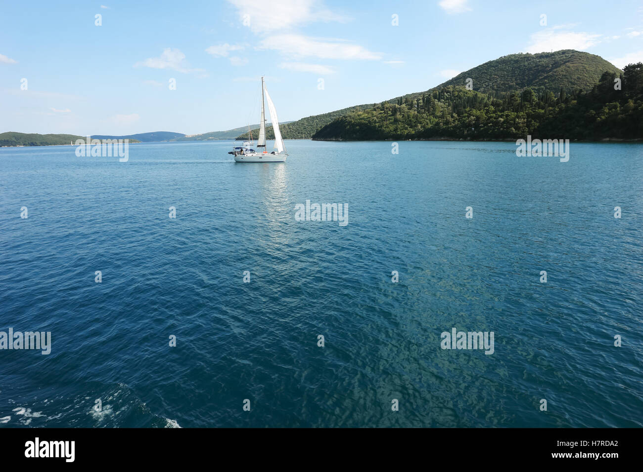 Lefkada, Griechenland, 11. Mai 2013: Panoramablick mit grünen Inseln, Bergen und Yacht im Ionischen Meer, Griechenland. Stockfoto