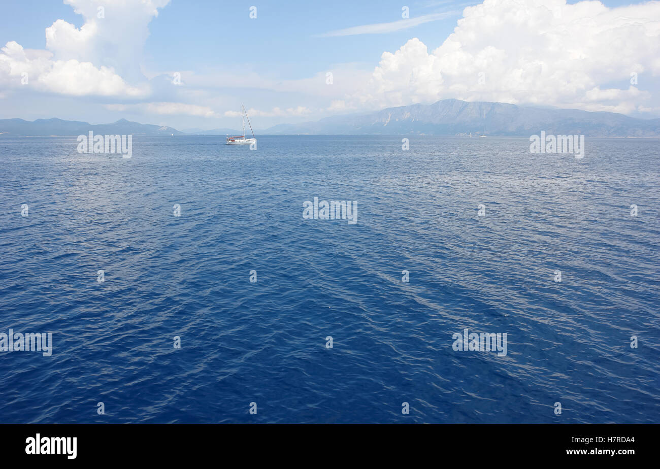 Levkas, Griechenland, 11. Mai 2013: Panorama mit Yachten im Ionischen Meer, Griechenland, blaues Meer und Berge. Stockfoto