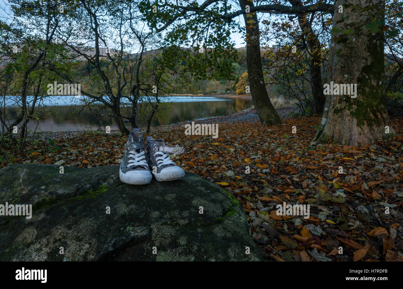 Schuhe auf einem Felsen - Coniston Wasser Stockfoto