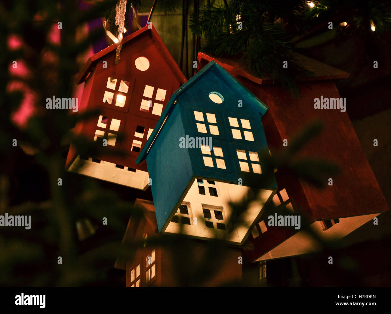 Leuchtende Spielzeug Häuser am Weihnachtsbaum Stockfoto