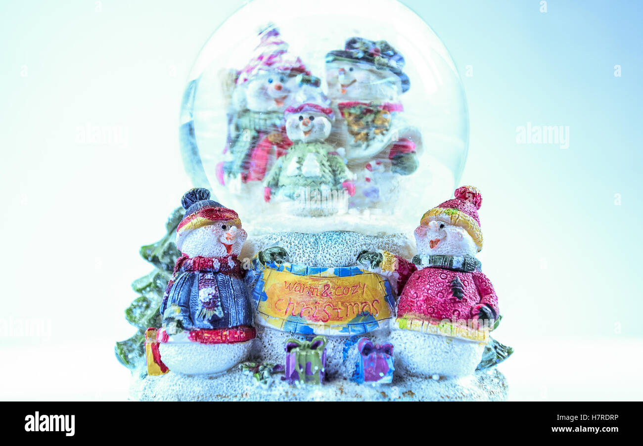 Frohe Weihnachten Spielzeug Schneemänner Figuren Familie auf weißem Hintergrund. Warme und gemütliche Weihnachten Stockfoto