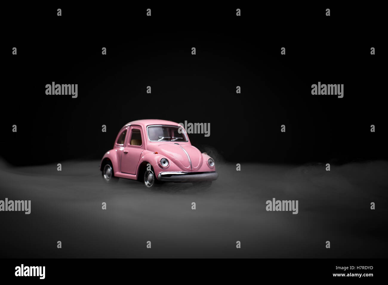 Izmir, Türkei - 28. Februar 2015. Spielzeug VW Käfer Produktbild auf schwarzem Hintergrund. Stockfoto