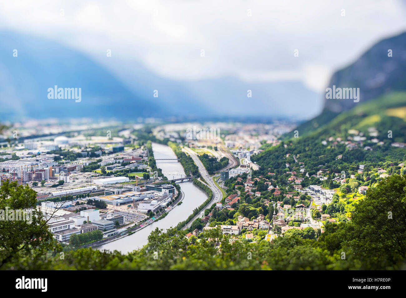 Grenoble Stadt und Fluß Isere, Frankreich. Malerische Luftaufnahme von Bastille in bewölkten Sommertag. Tilt-Shift-Miniatur-Effekt Stockfoto