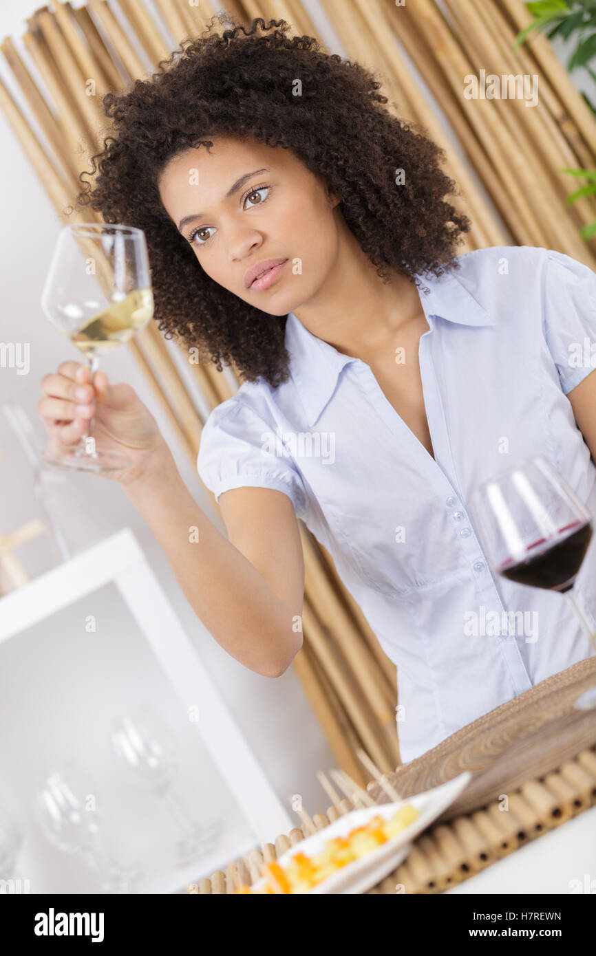 Nahaufnahme der junge schöne Frau Erhöhung ein Glas Stockfoto