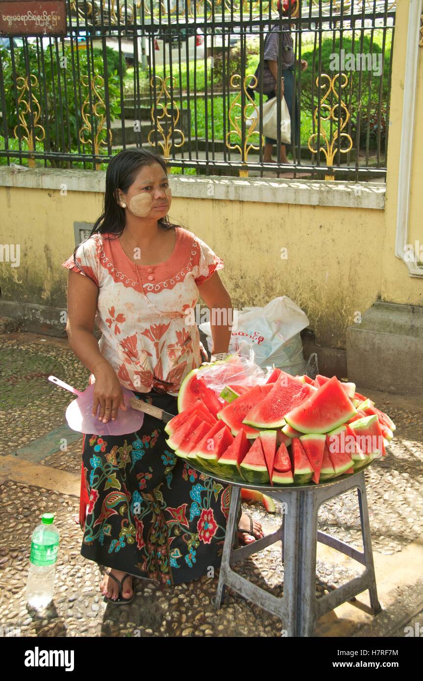 Yangon, Myanmar - 11 Novemebr 2014. Frau verkaufen Platten aus Wassermelone außerhalb der Shwedagon. Stockfoto