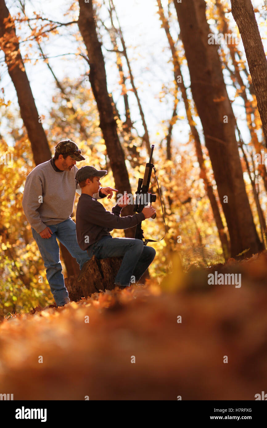 Vater und Sohn Eichhörnchen jagen Stockfoto