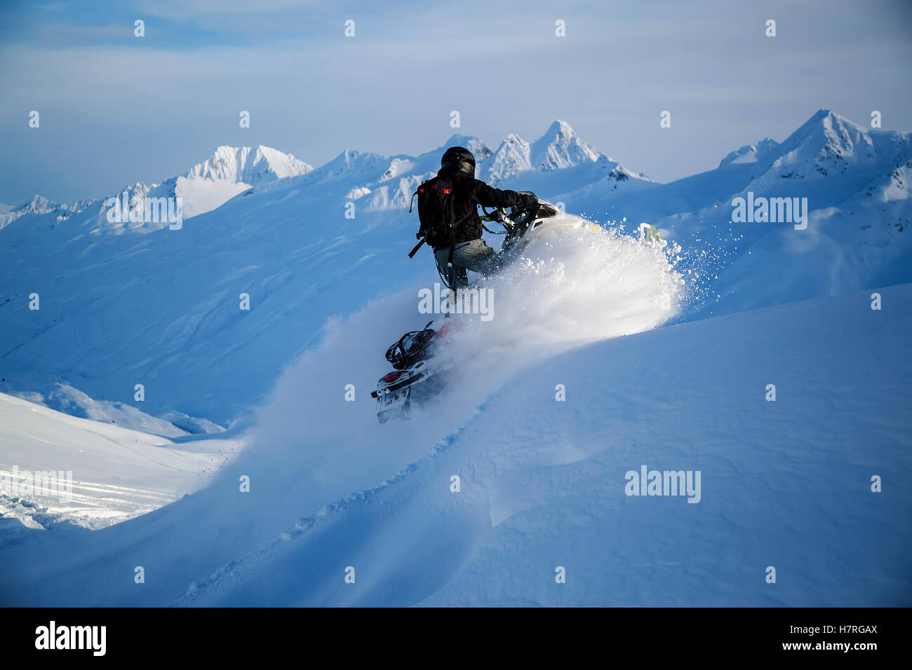 Mann-Motorschlitten in Thompson Pass in der Nähe von Valdez, Alaska Yunan, winter Stockfoto