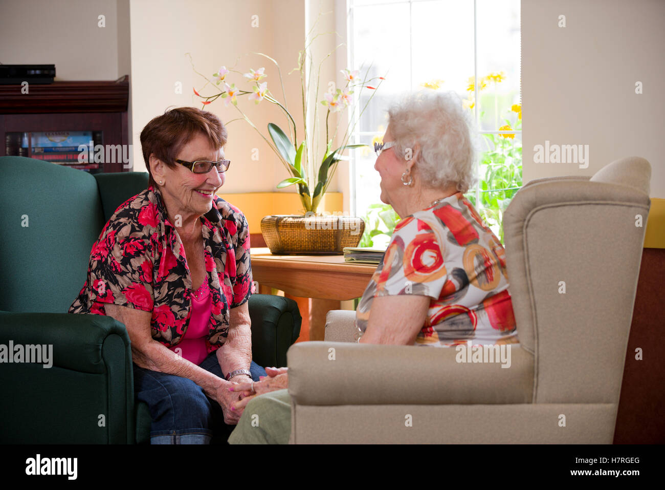 Seniorinnen und Senioren Leben in ihre WG zu genießen; Devon, Alberta, Kanada Stockfoto