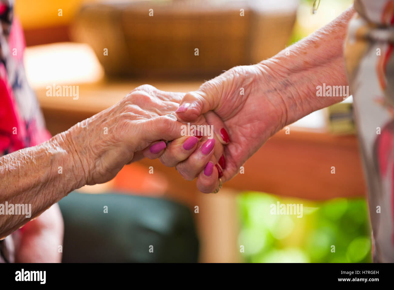 Zwei alte Frauen Hand in Hand; Devon, Alberta, Kanada Stockfoto