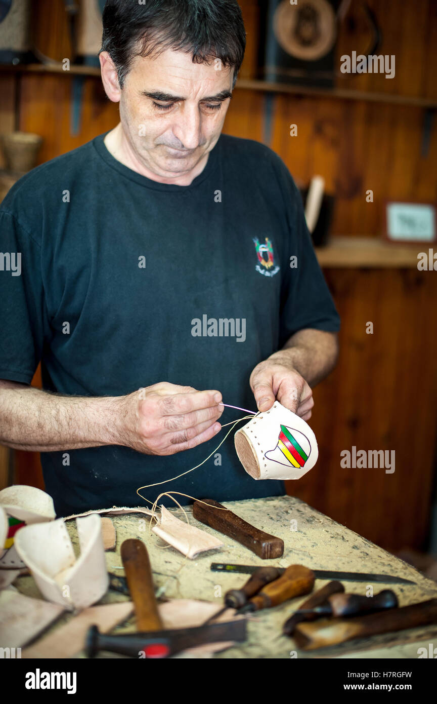 Ein Mann macht basteln in der Werkstatt mit Werkzeugen; Pelotas, Rio Grande do Sul, Brasilien Stockfoto