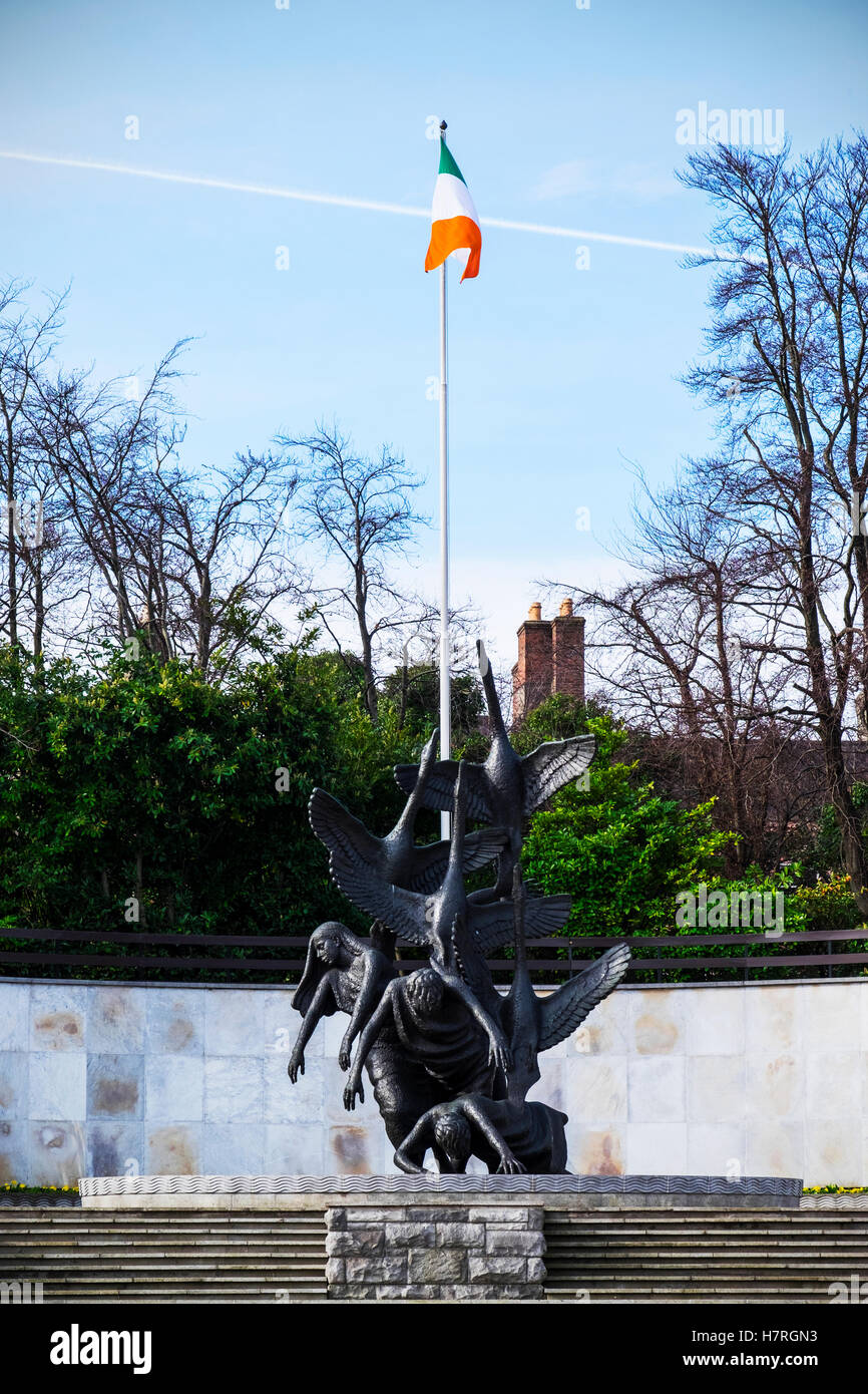 Kinder von Lir Skulptur und die Republik Irland Flagge im Garten der Erinnerung, Parnell Square; Dublin, Irland Stockfoto