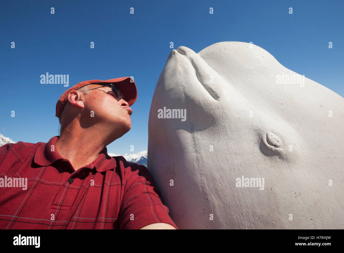 Mann Vorgibt Einen Konkrete Beluga Wal Auf Vogel Punkt Rastplatz In Der Nahe Von Mile 96 Seward Highway Sud Zentral Ak Zu Kussen Ak Usa Stockfotografie Alamy