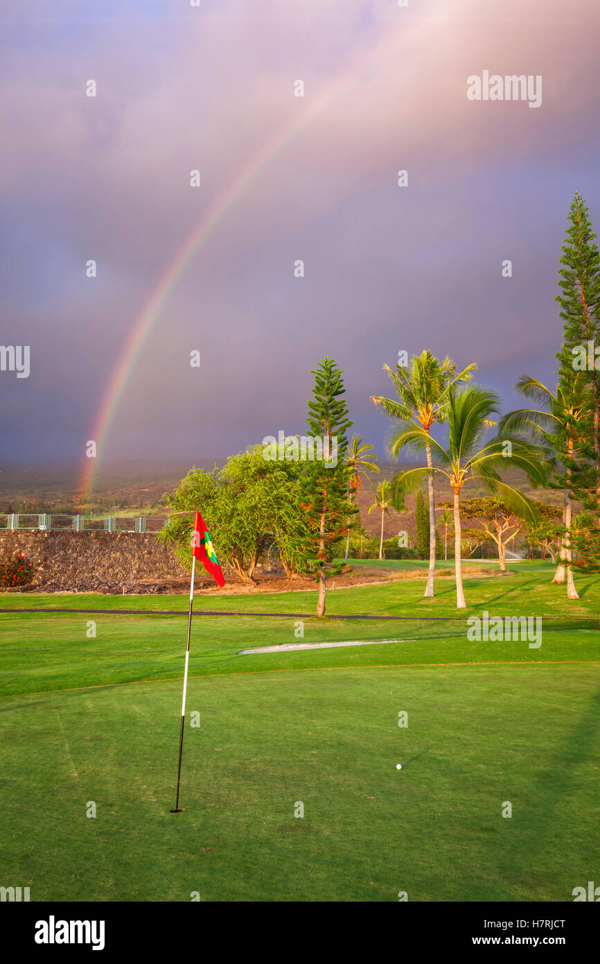 Regenbogen über einen Golfplatz, Kona Country Club; Kailua-Kona, Insel Hawaii, Hawaii, Vereinigte Staaten von Amerika Stockfoto
