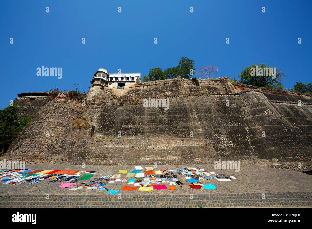Ahilya Fort und bunte Wäsche trocknen auf den Ghats von Namada Ufer Stockfoto