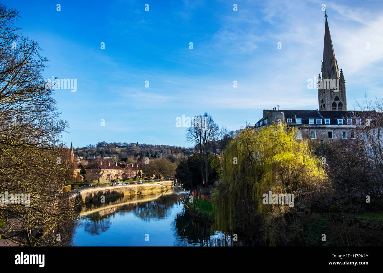 St. Johanniskirche entlang dem Fluss Avon; Bath, Somerset, England Stockfoto