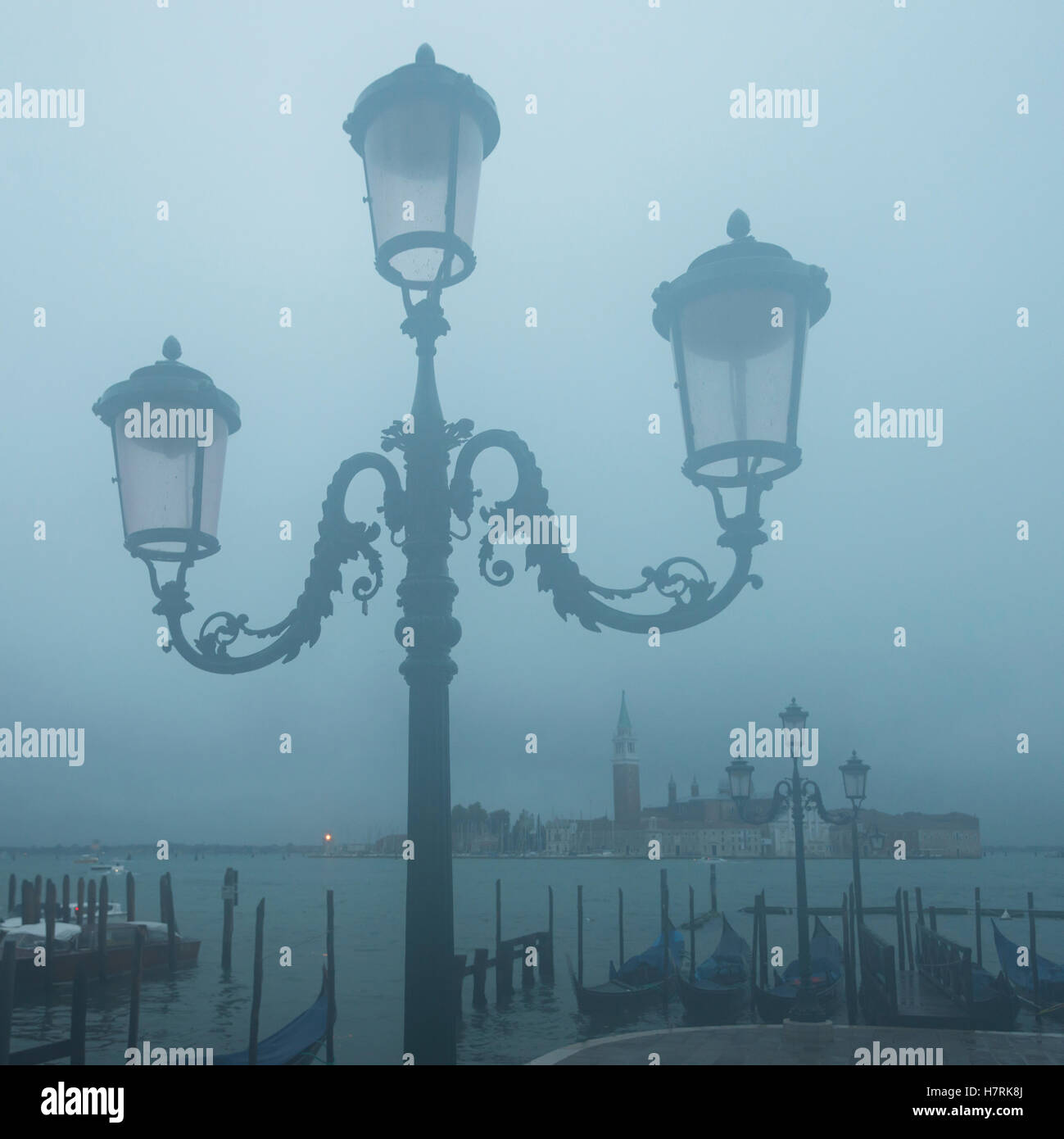 Reich verzierte Laternenpfahl und San Marco Becken im Nebel; Venedig, Italien Stockfoto