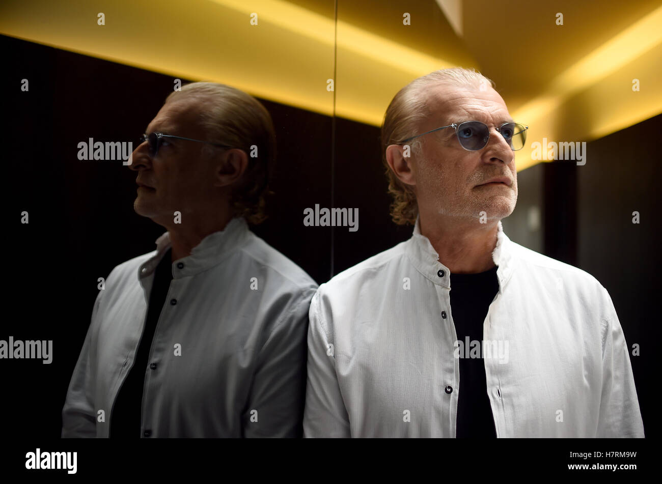 Berlin, Deutschland. 7. November 2016. Deutsch-rumänische Musikproduzent Michael Cretu das Musikprojekt "Enigma", fotografiert in Berlin, Deutschland, 7. November 2016. Nach einer achtjährigen Pause erscheint die neue Enigma-Album "Der Herbst des A Rebel Engel" am 11. November 2016. Foto: BRITTA PEDERSEN/Dpa/Alamy Live News Stockfoto