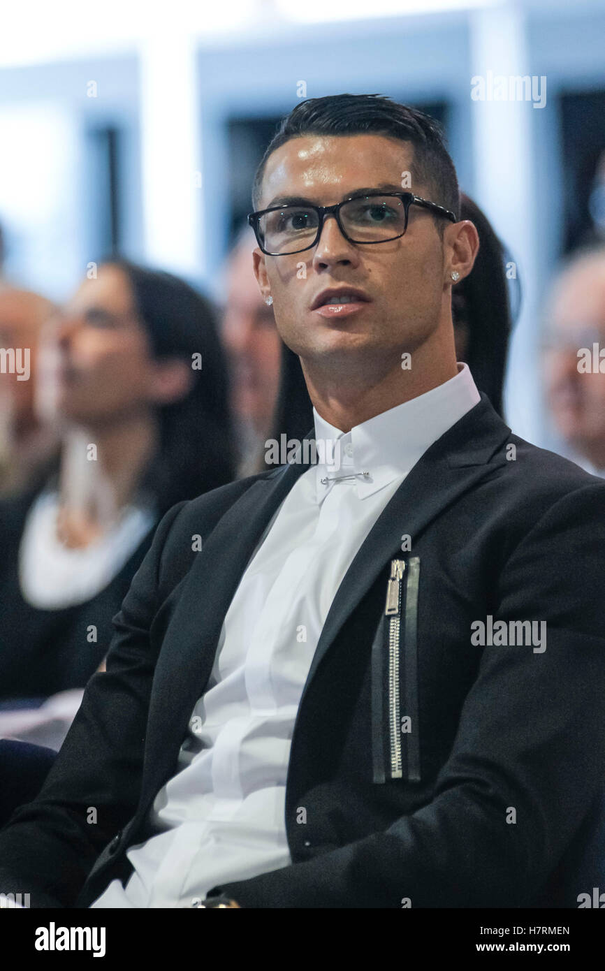 Madrid, Spanien. 7. November 2016. Cristiano Ronaldo unterzeichnet einen Erweiterung Vertrag mit Real Madrid bis 2021 im Stadion Santiago Bernabeu in Madrid, Spanien. 7. November 2016. Bildnachweis: MediaPunch Inc/Alamy Live-Nachrichten Stockfoto