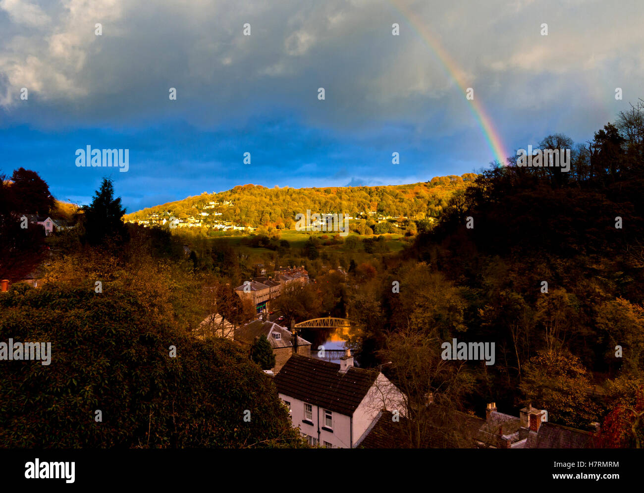 Gewitterhimmel und Regenbogen über Matlock Bath und Starkholmes im Peak District Derbyshire Dales England UK Stockfoto