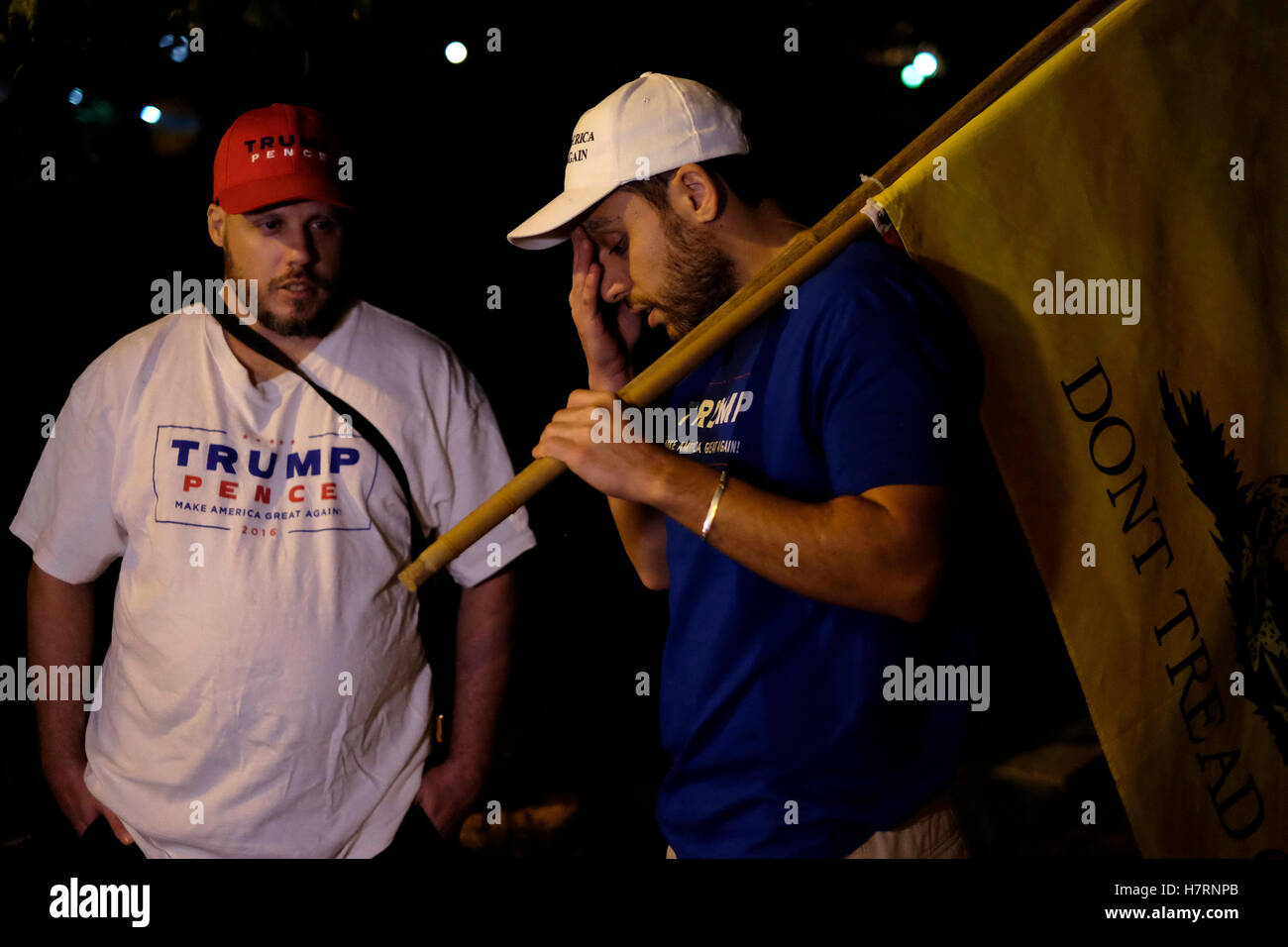 Israelische Anhänger des US-Präsidentschaftskandidaten Donald Trump tragen T-Shirts mit Pro-Trump-Slogans bei einer Kundgebung vor dem amerikanischen Konsulat in Westjerusalem Israel Stockfoto