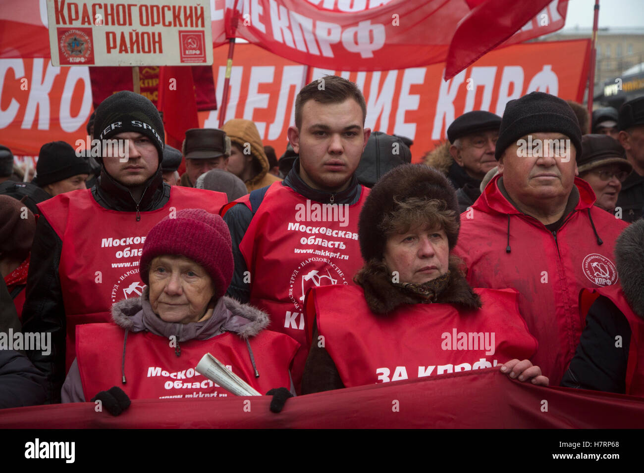 Moskau, Russland. 7. November 2016, Kommunisten Partei Unterstützer versammeln zum 99. Jubiläum von der bolschewistischen Revolution von 1917 in zentralen Straßen von Moskau Credit: Nikolay Vinokurov/Alamy Live News Stockfoto