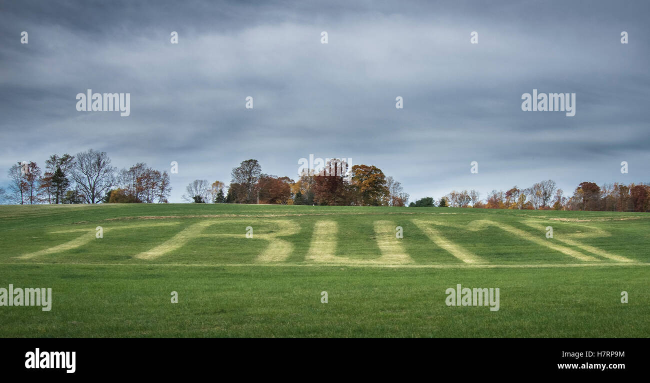 Einen Tag vor der Wahl 2016. Trump Supporter Maniküre Feld mit großen Trump Zeichen in der Nähe der Grenze zu Pennsylvania, Maryland. USA Stockfoto