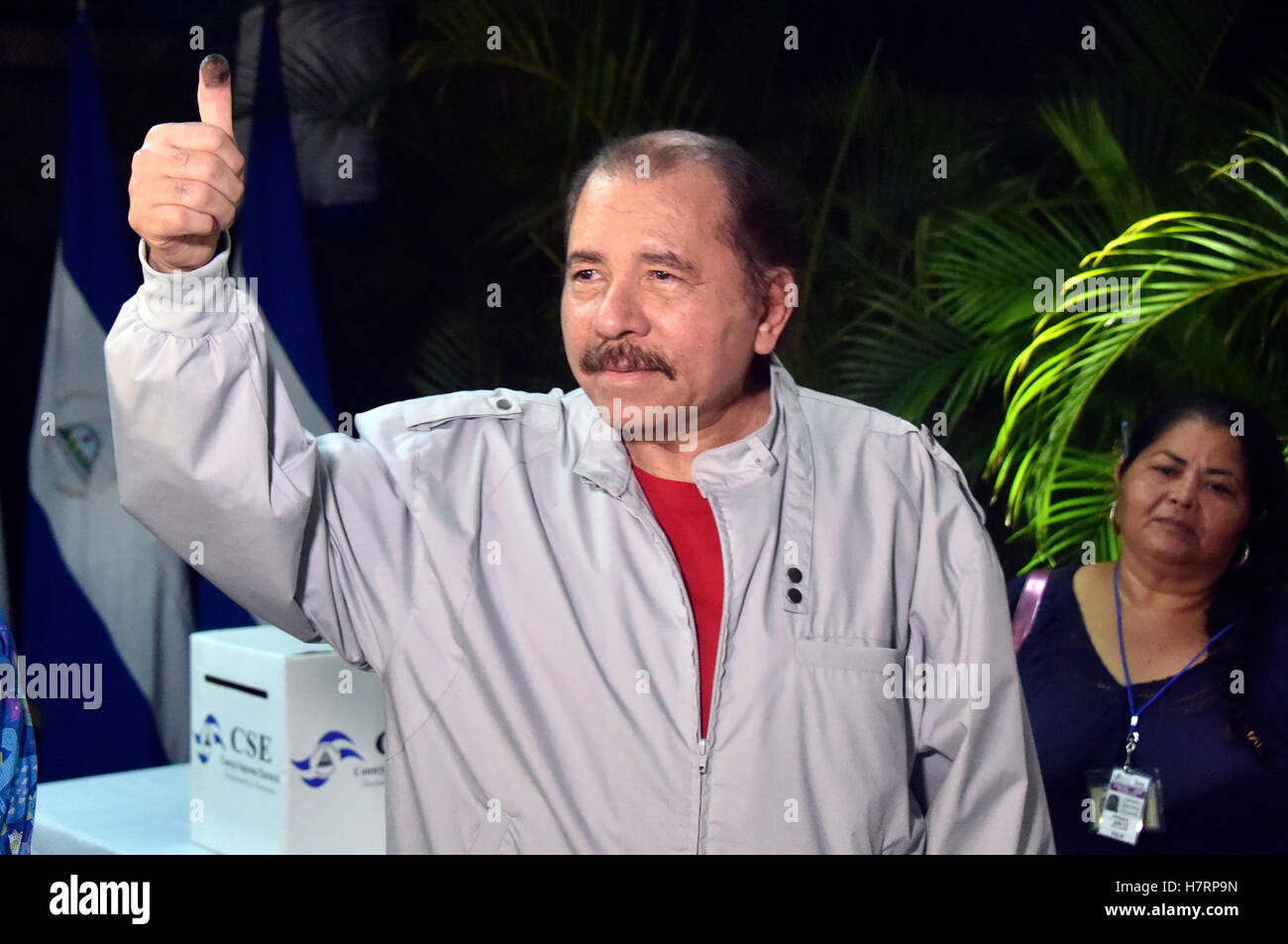 Managua, Nicaragua. 6. November 2016. Nicaraguanischen Präsidenten Daniel Ortega zeigt seine eingefärbten Daumen nach Gießen seinen Stimmzettel in Managua, der Hauptstadt von Nicaragua, am 6. November 2016. Nicaraguanischen Präsidenten Daniel Ortega die Präsidentschaftswahlen gewonnen hat, bestätigt der oberste Kurfürstlichen Rat (CSE) am Montag. © Pool/Xinhua/Alamy Live-Nachrichten Stockfoto