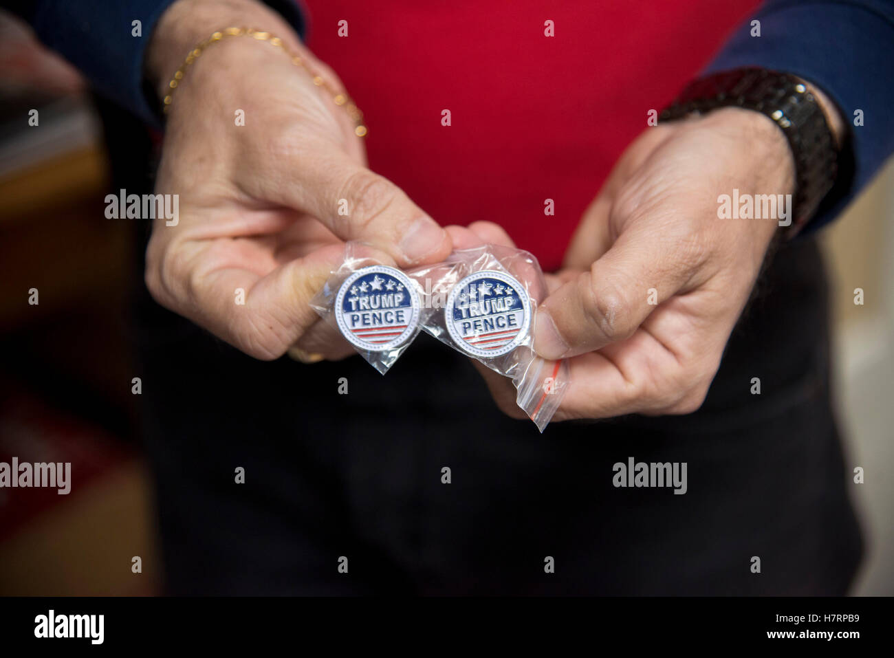 Rockville, USA. 7. November 2016.  Trump-Pence-Pins sind ein beliebtes Element, die in den letzten Tag der Präsidentschaftswahlen, Montgomery County, MD republikanischen Wahlkampf-Hauptquartier in Rockville, Maryland verkauft werden Bildnachweis: Patsy Lynch / Alamy Live News Stockfoto