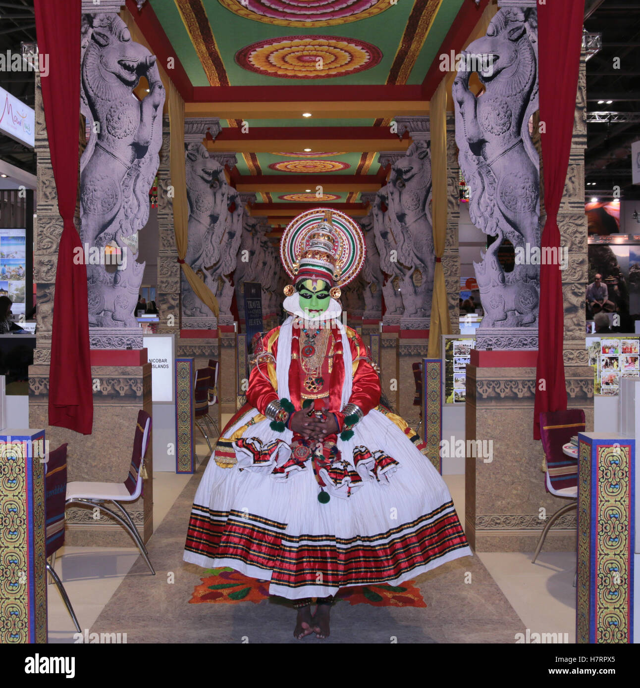 London UK Montag, 7. November 2016, Excel Center statt dem ersten Tag ihre mit Spannung erwartete World Travel Market, wo Aussteller aus der ganzen Welt kommen, um im Geschäft zu erweitern und zu teilen die Freuden des Reisens zu engagieren, und die Vielfalt der Stände und die Leute kommen ist ein Vermächtnis, eine Show, die seine wahrgenommene als einem der führenden in der Welt Kredit zeigt : Live-Nachrichten Paul Quezada-Neiman/Alamy Stockfoto