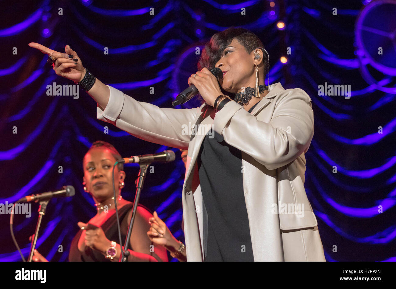 Bournemouth, UK. 7. November 2016. Gabrielle live in Konzert im Pavillon in Bournemouth Credit: Charlie Raven/Alamy Live News Stockfoto