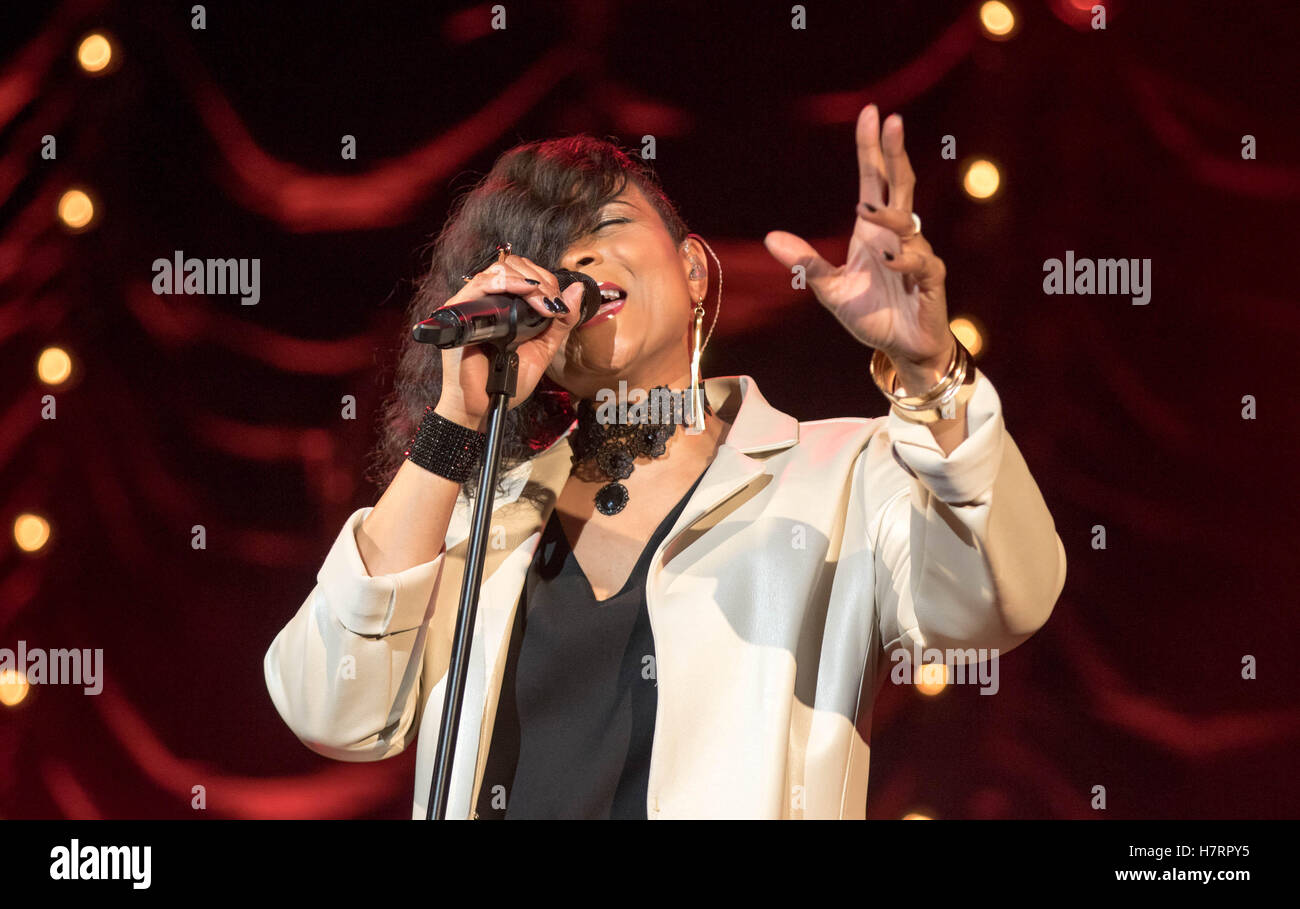 Bournemouth, UK. 7. November 2016. Gabrielle live in Konzert im Pavillon in Bournemouth Credit: Charlie Raven/Alamy Live News Stockfoto