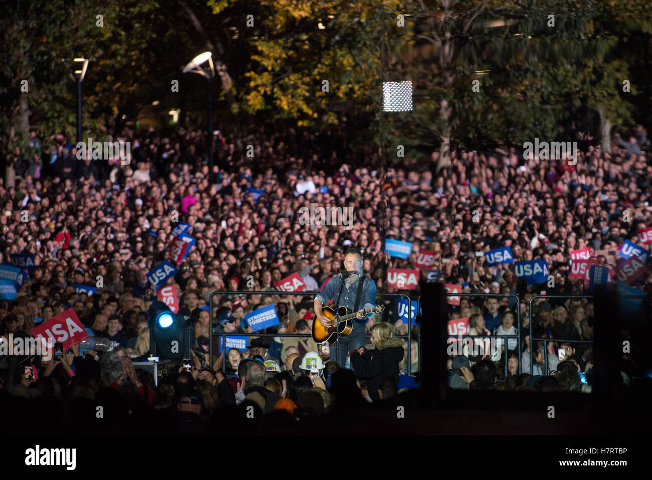 Philadelphia, USA. 7. November 2016. Bruce Springsteen singt vor der Rallye für Hillary Clinton Credit: The Foto Zugang/Alamy Live News Stockfoto