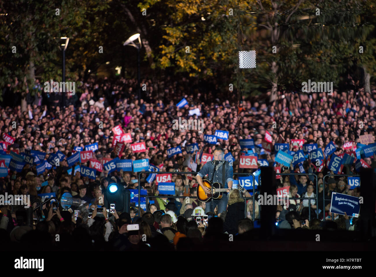 Philadelphia, USA. 7. November 2016. Bruce Springsteen singt vor der Rallye für Hillary Clinton Credit: The Foto Zugang/Alamy Live News Stockfoto