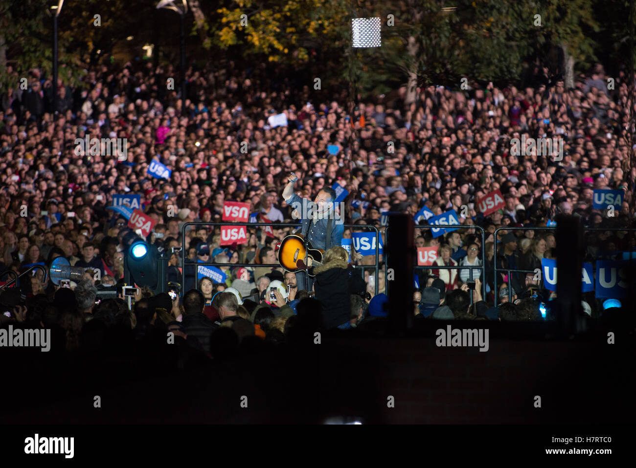 Philadelphia, USA. 7. November 2016. Bruce Springsteen singt vor der Rallye für Hillary Clinton Credit: The Foto Zugang/Alamy Live News Stockfoto