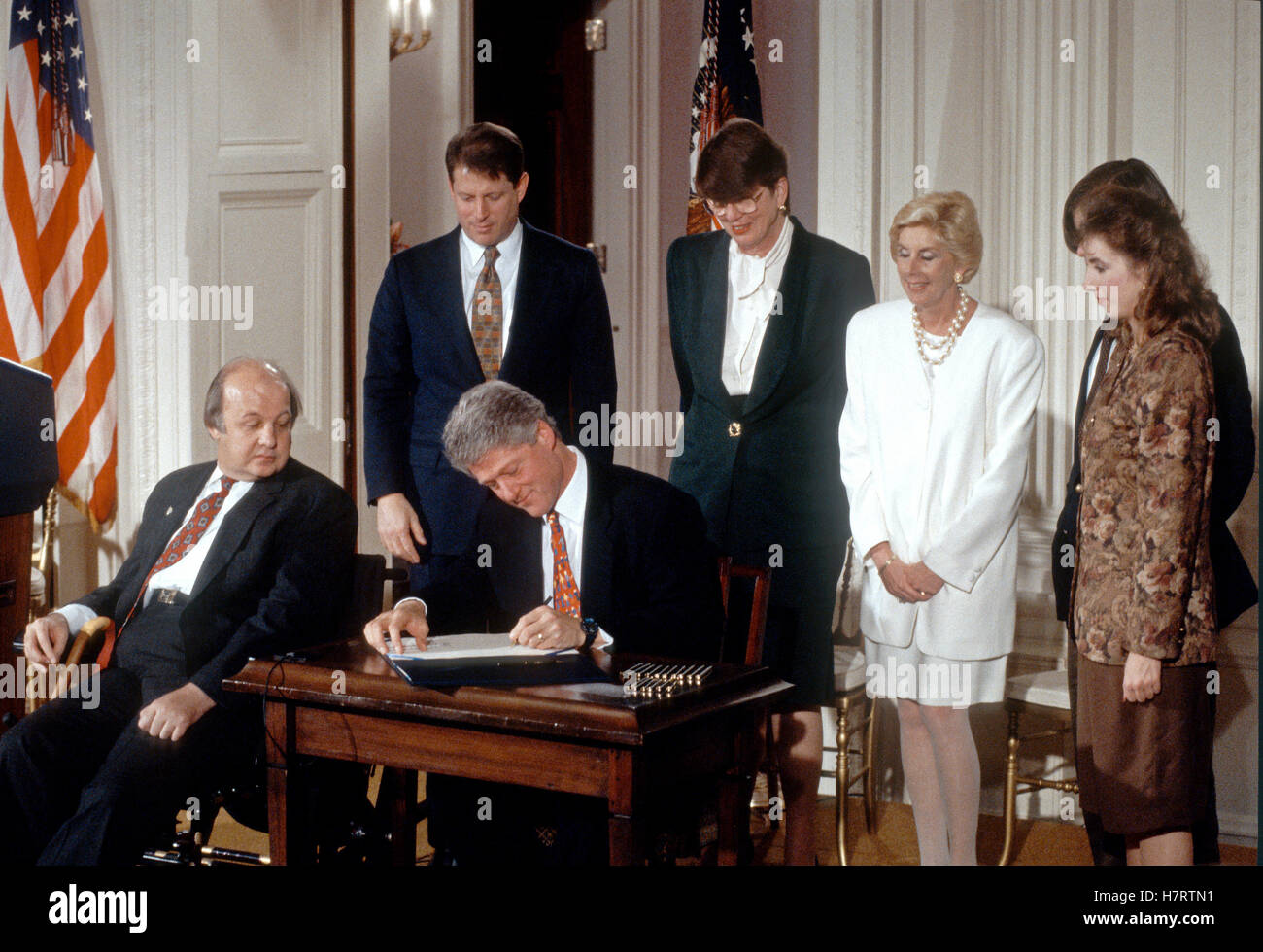 US-Präsident Bill Clinton unterzeichnet "Brady Bill" im Rahmen einer Feierstunde im East Room des weißen Hauses in Washington, DC am 30. November 1993. Von links nach rechts: Pressesprecher des ehemaligen weißen Hauses James S. Brady; US-Vizepräsident Al Gore; Präsident Clinton; US Attorney General Janet Reno; Sarah Brady, Ehefrau von James Brady; und Melanie Musick, deren Mann von einer Handfeuerwaffe getötet wurde. Brady verstarb am Montag, 4. August 2014. Bildnachweis: Ron Sachs/CNP - kein Draht-SERVICE - Foto: Ron Sachs/konsolidiert News Fotos/Ron Sachs/CNP Stockfoto