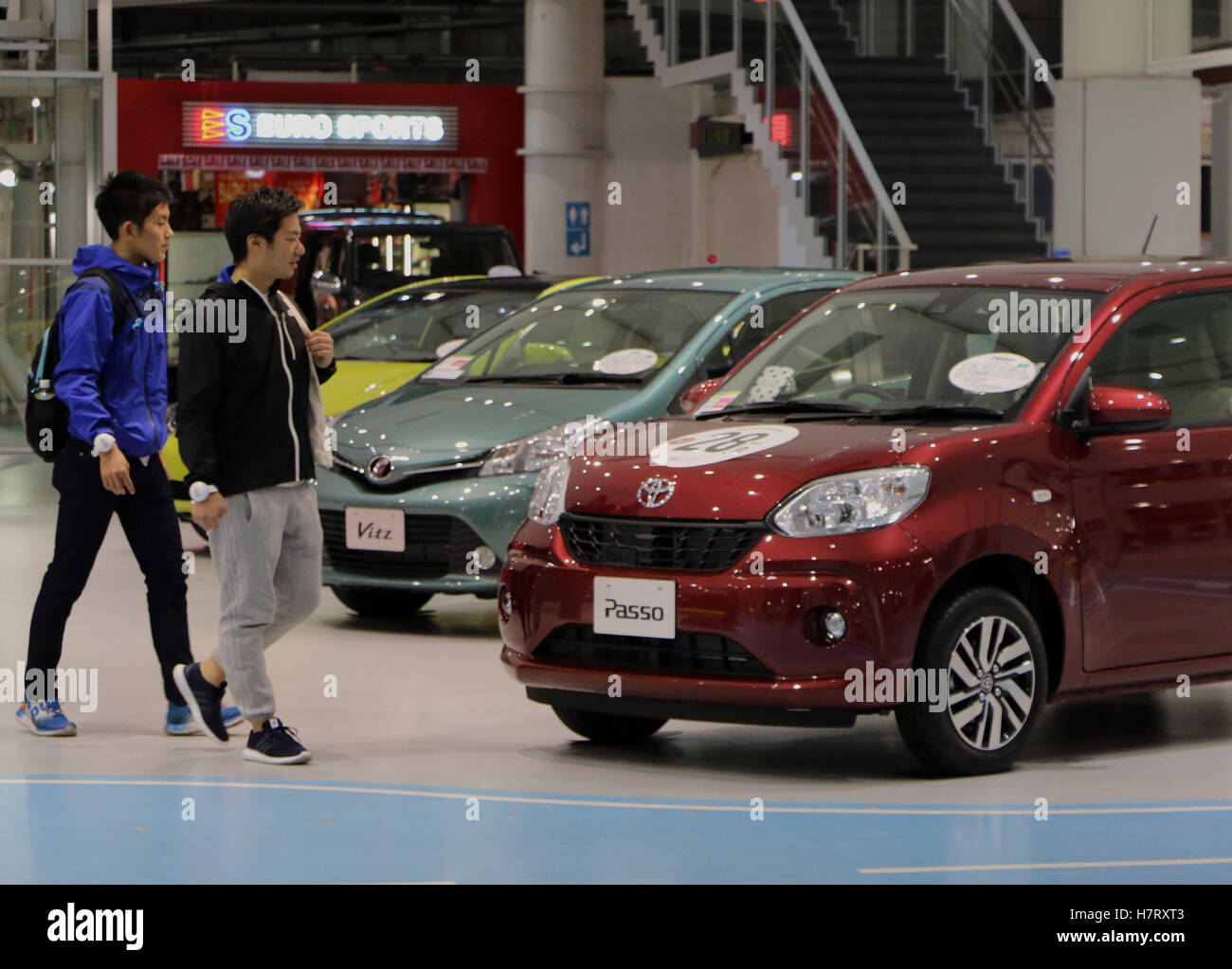 Tokio, Japan. 8. November 2016. Kunden prüfen Fahrzeuge der japanischen Automobilindustrie Riese Toyota Motor im Toyota Showroom in Tokio auf Dienstag, 8. November 2016. Toyota kündigte das Unternehmen erste Halbzeit Finanzergebnis bis 30. September und die Gruppe das operative Ergebnis fiel 30 Prozent von ein Jahr früher als der starken Yen. Kredite: Yoshio Tsunoda/AFLO/Alamy Live-Nachrichten Stockfoto