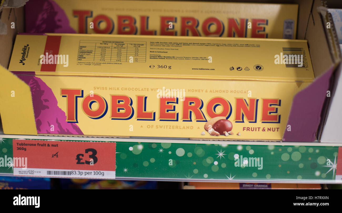 Peterborough, Cambridgeshire, Großbritannien. Dienstag, 8. November 2016. Trending auf Twitter: Änderung der Toblerone packt Größe und Abstand der markanten dreieckigen Schokoladen Brocken in zwei Toblerone-Bars in Großbritannien verkauft hat Fans, die sagen, dass sie die Lücke Geist verärgert. Die Packs, die Größe wurde reduziert von 400 g 360 g und der kleineren Packung von 170 g bis 150 g. Bildnachweis: WansfordPhoto/Alamy Live-Nachrichten Stockfoto