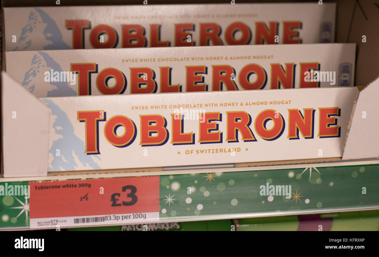 Peterborough, Cambridgeshire, Großbritannien. Dienstag, 8. November 2016. Trending auf Twitter: Änderung der Toblerone packt Größe und Abstand der markanten dreieckigen Schokoladen Brocken in zwei Toblerone-Bars in Großbritannien verkauft hat Fans, die sagen, dass sie die Lücke Geist verärgert. Die Packs, die Größe wurde reduziert von 400 g 360 g und der kleineren Packung von 170 g bis 150 g. Bildnachweis: WansfordPhoto/Alamy Live-Nachrichten Stockfoto