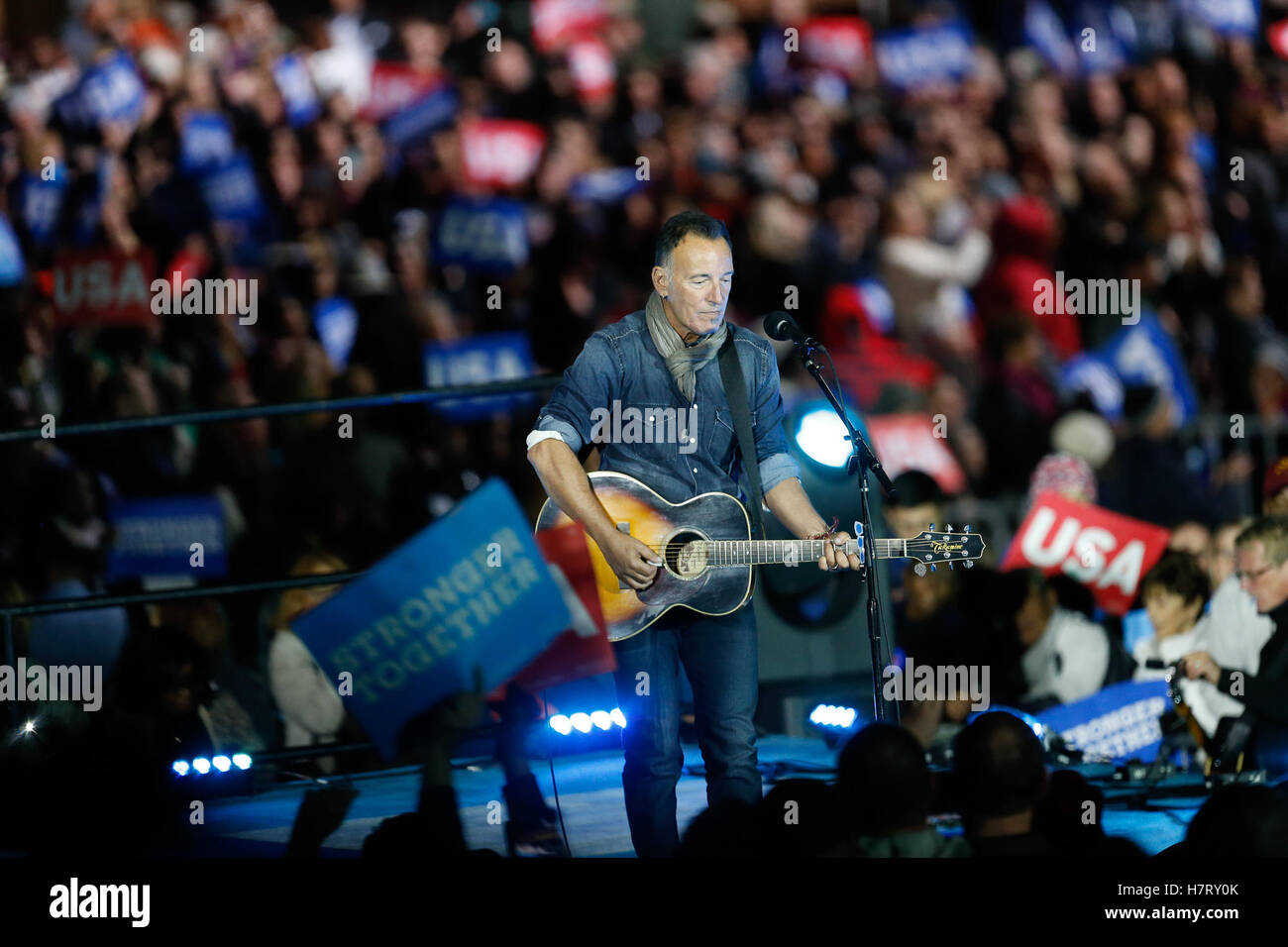 Philadelphia, USA. 7. November 2016. Bruce Springsteen führt während der GOTV Rallye auf Unabhängigkeit Mall mit Hillary Clinton in Philadelphia, PA am 07.11.2016 Credit: The Foto Zugang/Alamy Live News Stockfoto