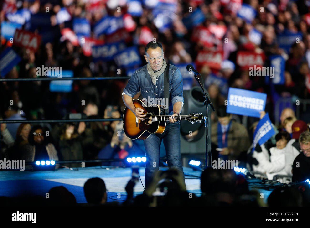 Philadelphia, USA. 7. November 2016. Bruce Springsteen führt während der GOTV Rallye auf Unabhängigkeit Mall mit Hillary Clinton in Philadelphia, PA am 07.11.2016 Credit: The Foto Zugang/Alamy Live News Stockfoto