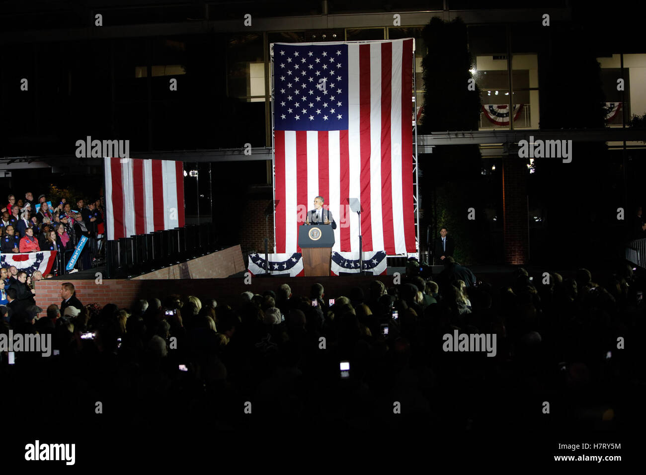 Philadelphia, USA. 7. November 2016. Präsident Barack Obama spricht bei der GOTV Rally auf Unabhängigkeit Mall mit Hillary Clinton in Philadelphia, PA am 07.11.2016 Credit: The Foto Zugang/Alamy Live News Stockfoto