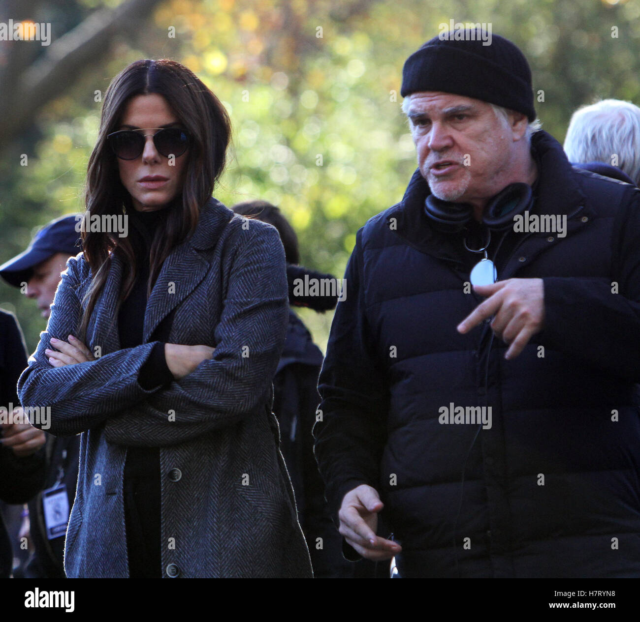 New York, NY, USA. 7. November 2016. Regisseur Gary Ross und Sandra Bullock am Set von Ocean es 8 im New Yorker Central Park am 7. November 2016. Bildnachweis: RWS/Punch/Alamy Live-Nachrichten Stockfoto