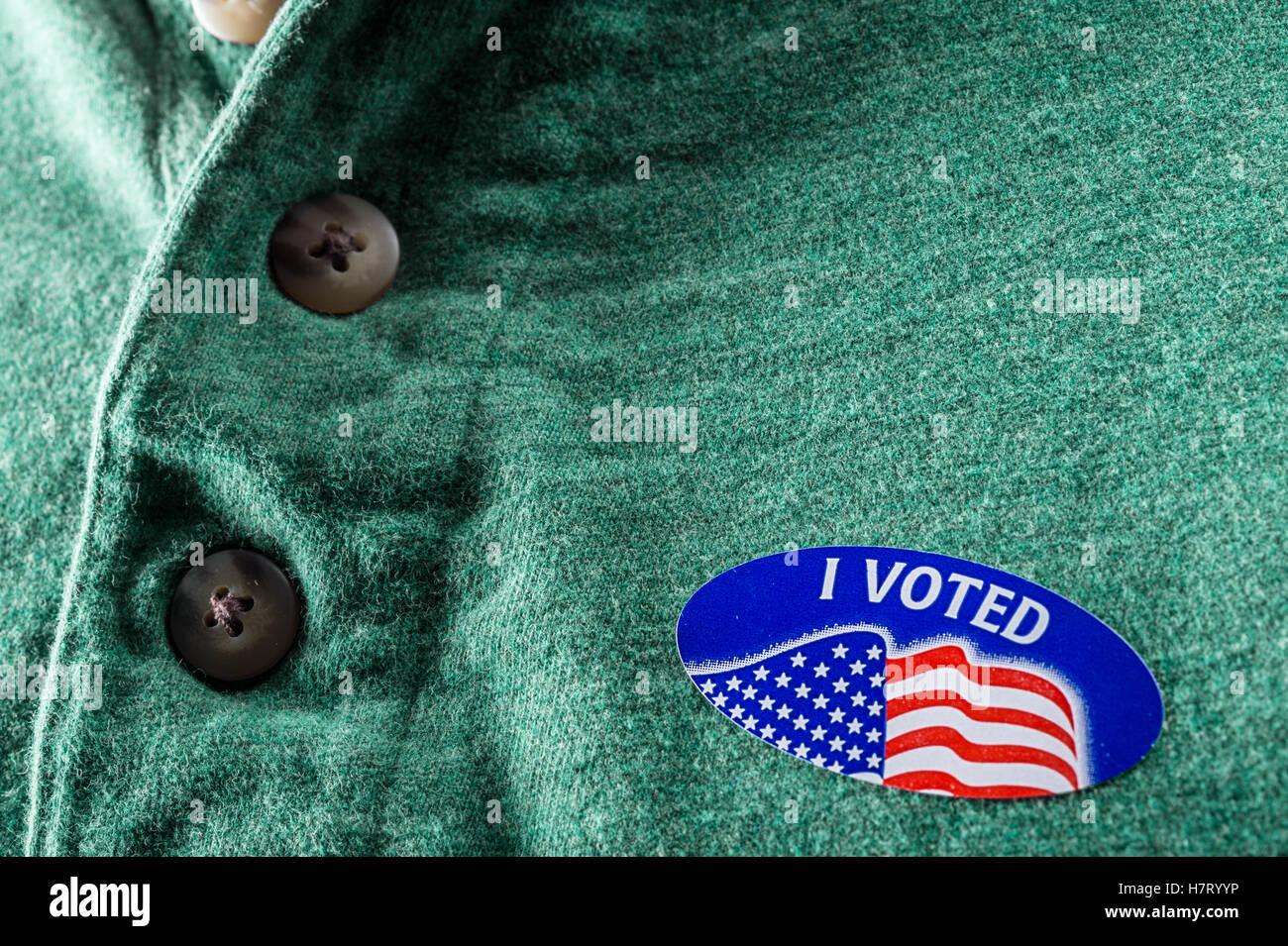 Detail der ich Voted Aufkleber auf der Brust des Mannes Stockfoto