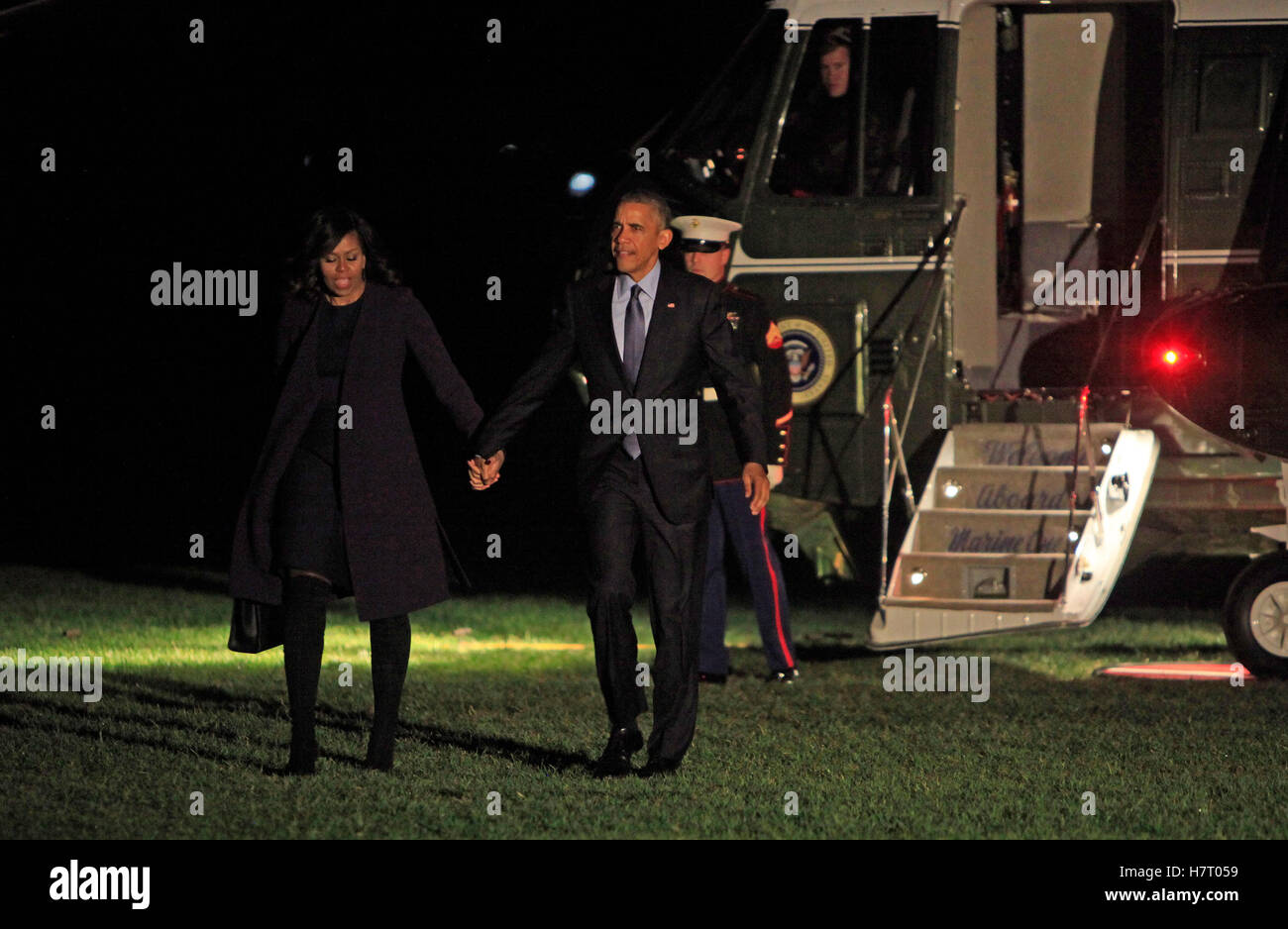 US-Präsident Barack Obama und First Lady Michelle Obama Fuß vom Marine One auf dem South Lawn des weißen Hauses in Washington, DC, die Residenz nach einem Wahlkampf um das Land für Hillary Clinton, der Demokratischen Partei Kandidat für das Präsidentenamt am 7. November 2016. Bildnachweis: Dennis Brack/Pool über CNP /MediaPunch Stockfoto