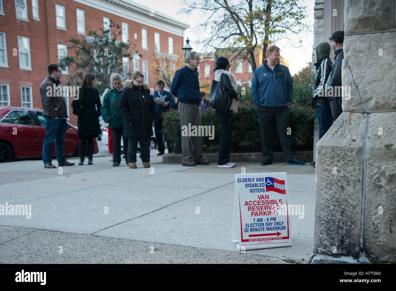 Baltimore, USA. 8. November 2016. Wähler Linie früh auf, um die Stimmzettel auf der 8 th Tag der Wahl am presbyterianischen Kirche, Bolton Hill, Baltimore, Maryland, USA Credit zu werfen: Jurij Zahvoyskyy/Alamy leben Nachrichten Stockfoto